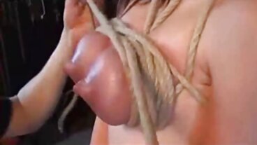 Charbon oral film pono complet avec la séduisante Kay Lovely de Naughty America